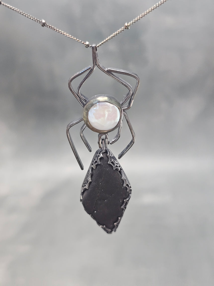 Halloween spider kinetic pendant