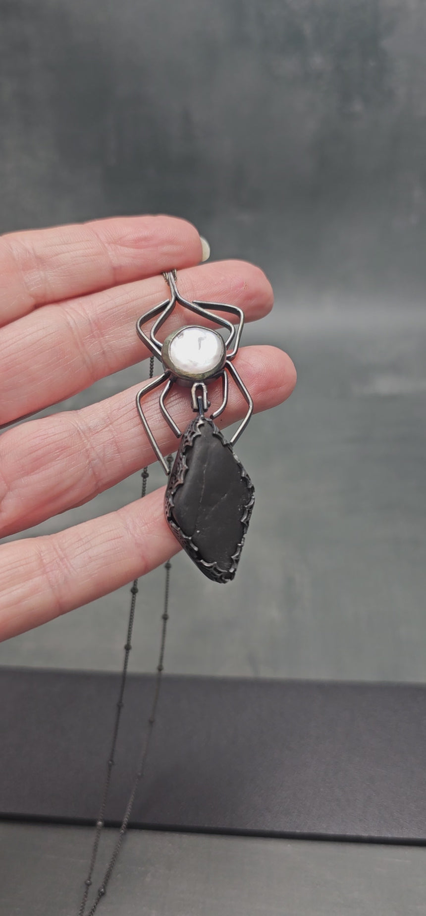 Halloween spider kinetic pendant